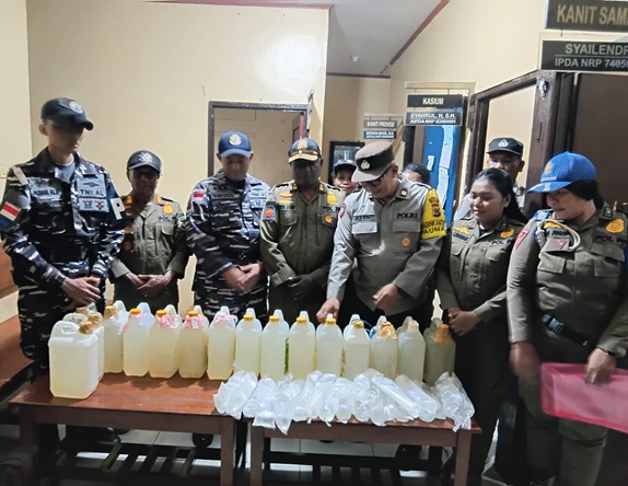 (Ratusan Penumpang Turun, Aparat Temukan Puluhan Liter Sopi di Kapal KM Sirimau)