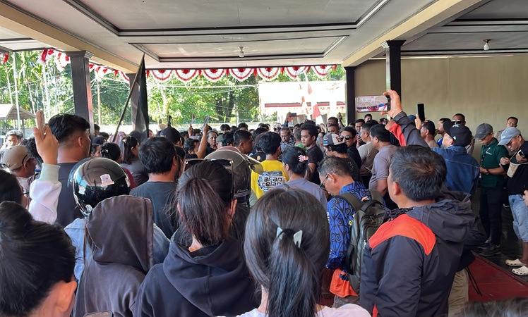 (Massa berkumpul di Mapolres Nabire)