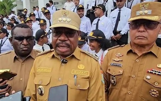 (Bupati Nabire didampingi Wabup dan Kadis Dukcapil)